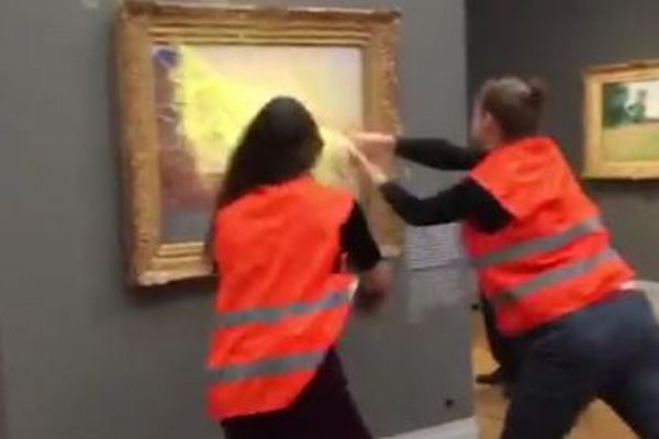 ドイツで環境活動家が、モネの絵画にマッシュポテトをぶちまける