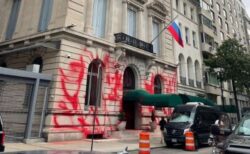NYのロシア領事館に対し嫌がらせ、スプレーで建物が赤く染まる