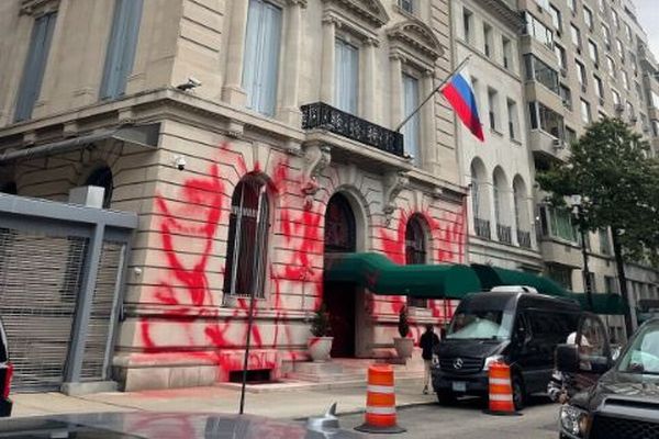 NYのロシア領事館に対し嫌がらせ、スプレーで建物が赤く染まる
