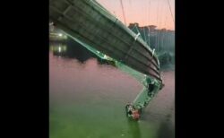 インド西部で橋が崩落、少なくとも81人が死亡