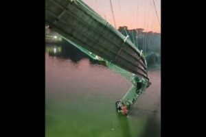 インド西部で橋が崩落、少なくとも81人が死亡