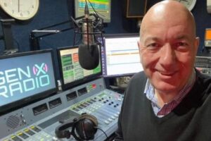 ラジオのDJが朝の番組中に死亡、原因は心臓発作か？【イギリス】