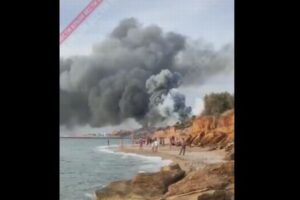 クリミア半島でロシアの軍用機が墜落、武器庫に突っ込み爆発か？【動画】