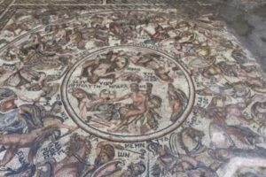シリアでローマ時代のモザイクの床を発見、ほぼ無傷の状態で残される