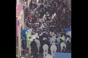 チベットで異例の抗議デモ、ゼロ・コロナ政策に不満を持つ人々が集結