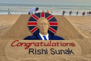 インドで制作されたスナク首相のサンドアート、野党の元党首に似ている？