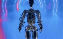 「テスラ」がヒト型ロボット開発、プロトタイプを発表【動画】