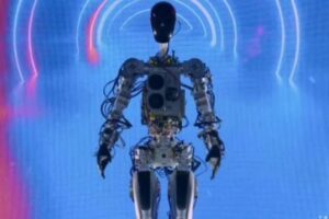 「テスラ」がヒト型ロボット開発、プロトタイプを発表【動画】