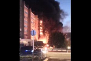 ロシアの戦闘機「Su-34」が国内で墜落、ビルに衝突し激しく炎上