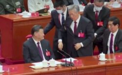 中国の共産党大会で異例の光景、胡錦涛前主席が強制的に退席させられる