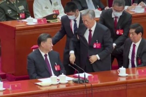 中国の共産党大会で異例の光景、胡錦涛前主席が強制的に退席させられる
