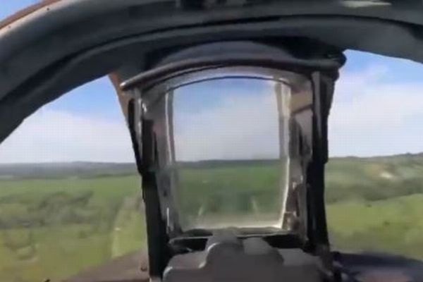ロシア軍の戦闘機が墜落、パイロットのカメラがその瞬間をとらえる