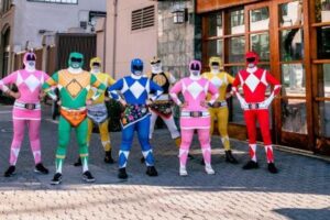 戦隊ヒーローの衣装を着たお店の従業員、実際に駆け込んできた女性を救う