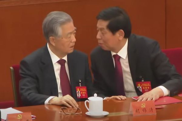 胡錦涛氏が退席させられる直前の映像、公的な書類を巡り議論か？