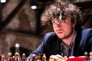 無線バイブレーターによる不正疑惑のチェス・チャンピオン、お尻の検査でセーフ