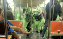 緑のボディスーツに身を包んだ女暴力集団、ニューヨークに現る