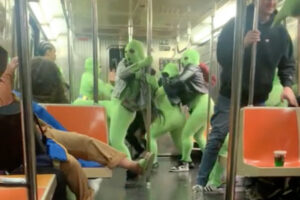 緑のボディスーツに身を包んだ女性暴力集団、ニューヨークに現る