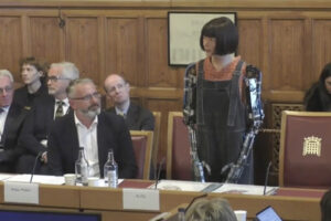 イギリス議会上院でAIロボットがスピーチするも、途中で「居眠り」