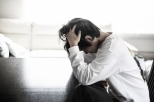 自分の射精にアレルギー反応を起こす特異な男性、彼女との接触を避け続ける