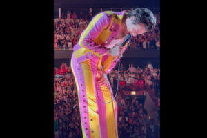 ハリー・スタイルズの急所に、ファンの投げたペットボトルが直撃【動画】