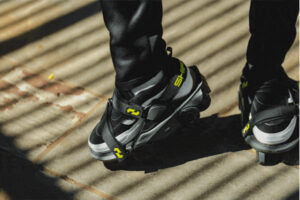 履いて歩くとスピード2.5倍に、世界最速のハイテクシューズが便利そう