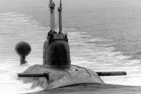 フランスの海域にロシアの潜水艦を発見、現在各国の海軍が監視中