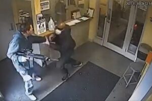 自動小銃を持った犯人を素手で取り押さえた警備員が超クール！「ただ職務を全うしただけ」