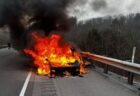 テスラが走行中に高速道路で出火、瓦礫に衝突し激しく炎上