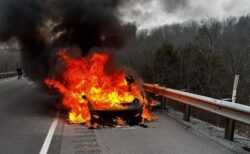 テスラが走行中に高速道路で出火、瓦礫に衝突し激しく炎上