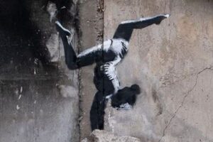 バンクシーの作品がウクライナの町に出現、瓦礫に複数の絵が描かれる