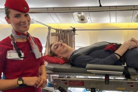 世界で最も背の高い女性、航空会社の協力で初めてフライトを経験