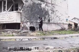 これがバンクシー？ウクライナで描く姿をとらえたような動画が浮上