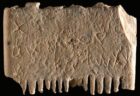 発見された紀元前1700年の櫛、刻まれた最古のアルファベットの解読に成功