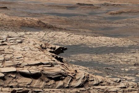 火星に古代の海の痕跡、35億年前の海岸線に堆積物を発見