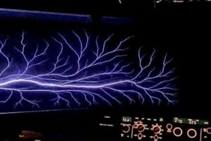 飛行中に「セント・エルモの火」が発生、機長がその様子を撮影