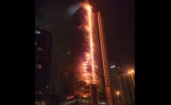 中東のドバイで高層ビルが炎に包まれる、ブルジュ・ハリファの近く