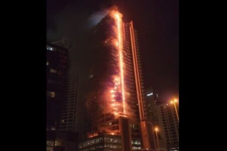 中東のドバイで高層ビルが炎に包まれる、ブルジュ・ハリファの近く
