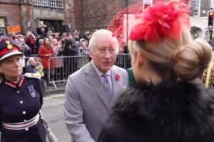 英・チャールズ国王に卵が投げつけられる、大学生の男を逮捕