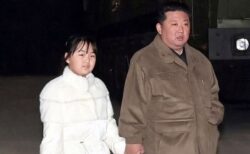 金正恩の娘が北朝鮮のメディアに登場、父と共にミサイルを視察