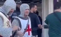 【サッカーW杯】イングランド・サポーターらが十字軍のような衣装でスタジアムに登場