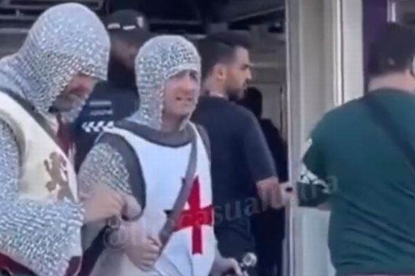 【サッカーW杯】イングランド・サポーターらが十字軍のような衣装でスタジアムに登場