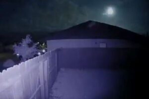 カリフォルニア州の家で火災が発生、原因は落下した隕石か？