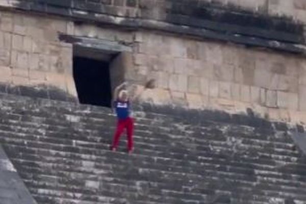 古代マヤ文明の神殿を女性が登りダンス、人々から非難殺到【メキシコ】