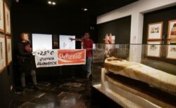 今度はスペイン！環境活動家がエジプトのミイラの展示に液体をかける