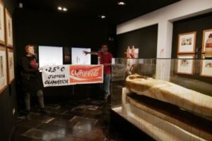 今度はスペイン！環境活動家がエジプトのミイラの展示に液体をかける