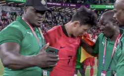 【サッカーW杯】負けた韓国選手を慰めるガーナのスタッフ、自撮りを試みてしまう