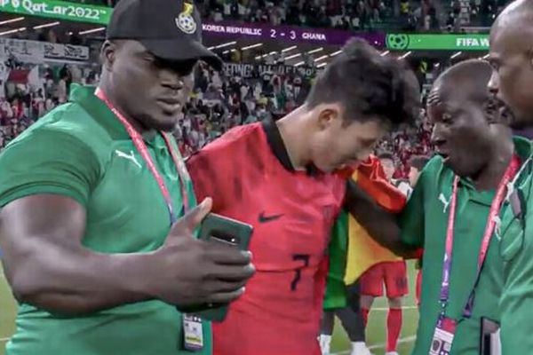 【サッカーW杯】負けた韓国選手を慰めるガーナのスタッフ、自撮りを試みてしまう