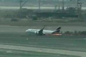 ペルーの空港で離陸寸前の旅客機が消防車と衝突、激しく炎上【動画】