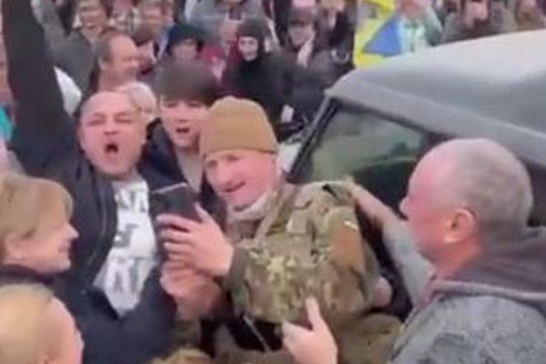 ウクライナ軍がヘルソン市に到達、住民が兵士らを迎え、街が歓喜に包まれる