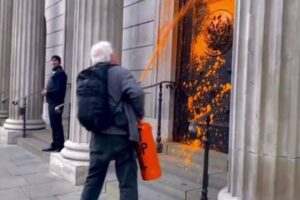 「Just Stop Oil」の活動家、数多くのビルに大量のスプレーを吹き付ける